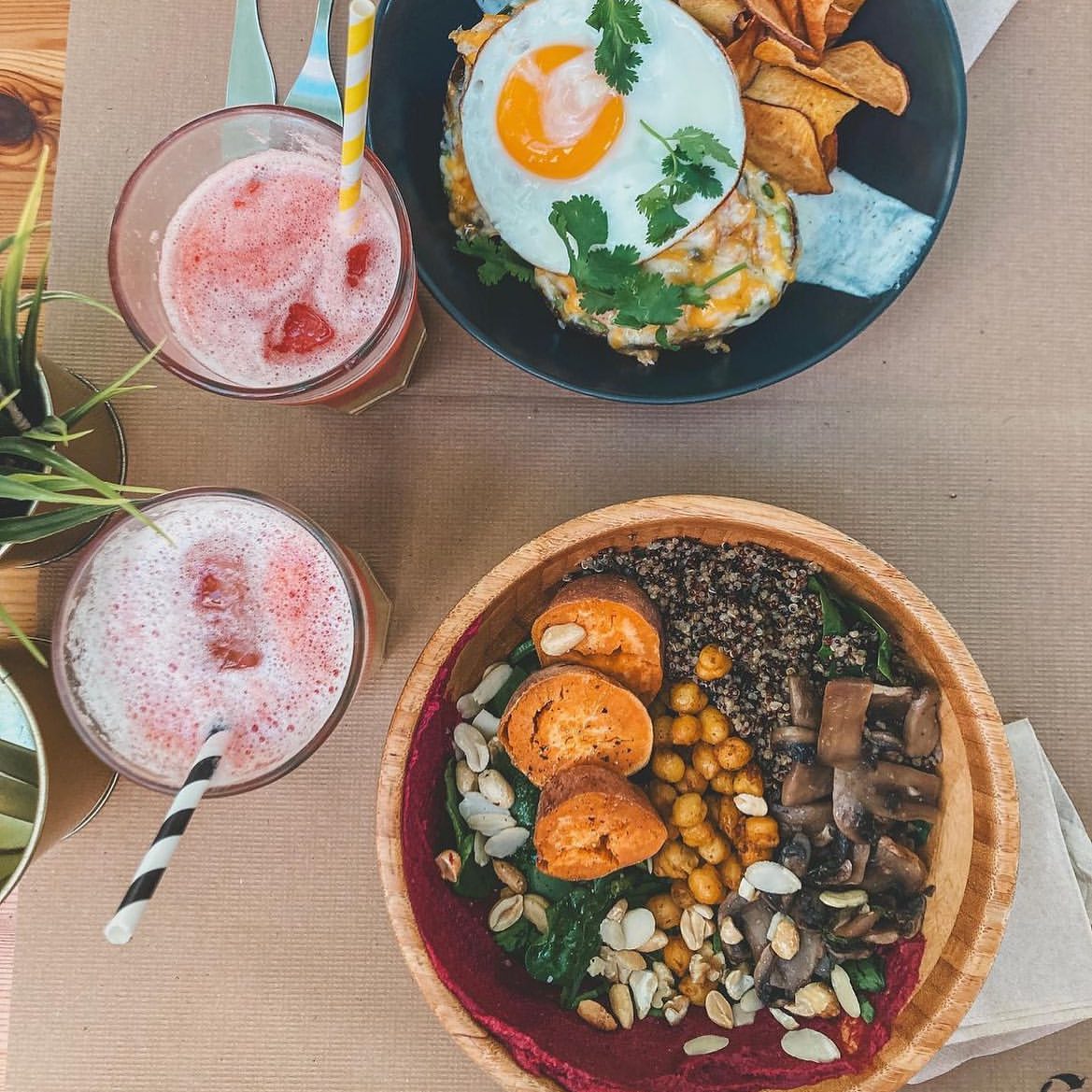 Taça de batido e fruta fresca sobre fundo de madeira